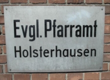 Schild mit der Inschrift: Evgl. Pfarramt Holsterhausen