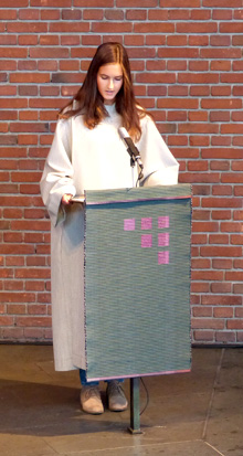 Lektorin liest Text