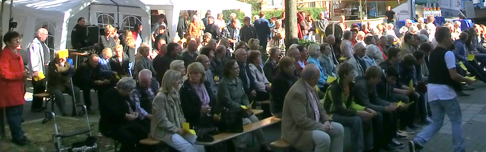 Blick auf die Gemeinde während eines Open-Air-Gottesdienstes