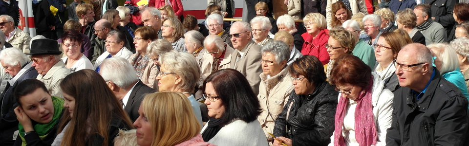 Blick auf die Gemeinde während eines Open-Air-Gottesdienstes