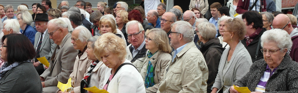 Blick auf die Gemeinde während eines Open-Air-Gottesdienstes