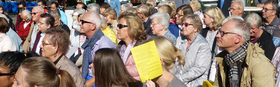 Blick auf die Gemeinde während eines Open-Air-Gottesdienstes