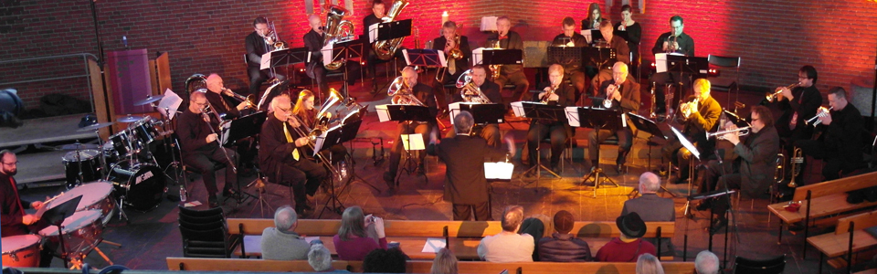 Posaunenchor spielt in der Kirche