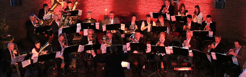 Posaunenchor spielt in der Kirche