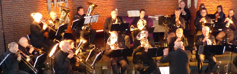 Posaunenchor spielt in der Kirche