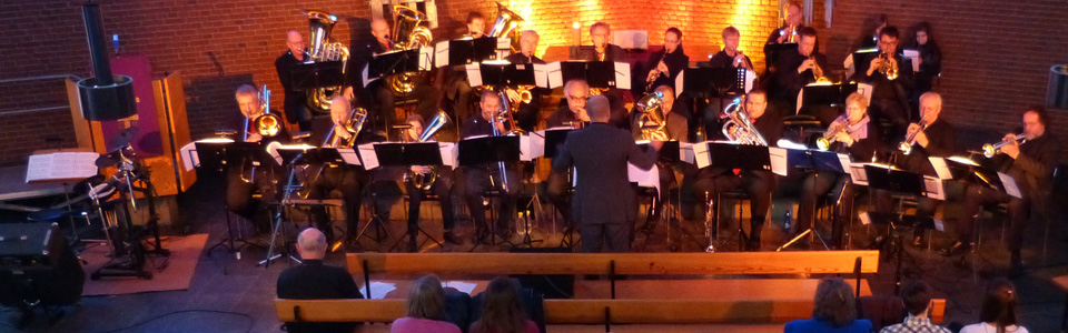 Posaunenchor spielt in der Kirche