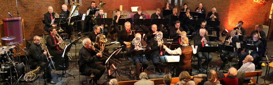 Posaunenchor spielt in der Kirche